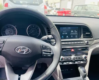 Hyundai Elantra 2019 disponibile per il noleggio a Dubai, con limite di chilometraggio di 200 km/giorno.