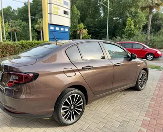 Vista frontale di un noleggio Fiat Tipo Sedan all'aeroporto di Tirana, Albania ✓ Auto #7057. ✓ Cambio Automatico TM ✓ 1 recensioni.