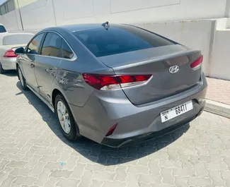 Hyundai Sonata 2018 disponibile per il noleggio a Dubai, con limite di chilometraggio di 200 km/giorno.