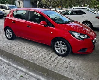 Vista frontale di un noleggio Opel Corsa all'aeroporto di Istanbul Sabiha Gokcen, Turchia ✓ Auto #7175. ✓ Cambio Automatico TM ✓ 0 recensioni.