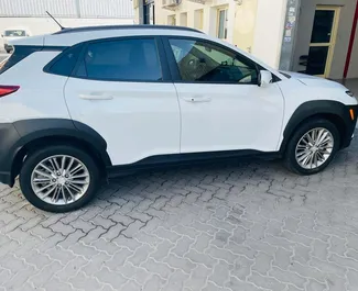 Interni di Hyundai Kona in affitto negli Emirati Arabi Uniti. Un'ottima auto da 5 posti con cambio Automatico.