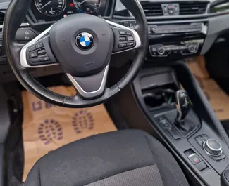 BMW X1 2019 disponibile per il noleggio a Rafailovici, con limite di chilometraggio di illimitato.