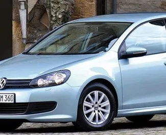 Vista frontale di un noleggio Volkswagen Golf 6 a Belgrado, Serbia ✓ Auto #7148. ✓ Cambio Automatico TM ✓ 1 recensioni.