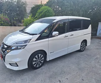 Vista frontale di un noleggio Nissan Serena a Limassol, Cipro ✓ Auto #7235. ✓ Cambio Automatico TM ✓ 0 recensioni.