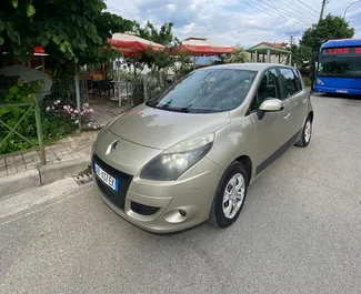 Vista frontale di un noleggio Renault Scenic a Tirana, Albania ✓ Auto #7282. ✓ Cambio Manuale TM ✓ 0 recensioni.