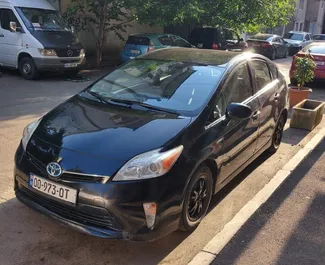 Vista frontale di un noleggio Toyota Prius a Tbilisi, Georgia ✓ Auto #7185. ✓ Cambio Automatico TM ✓ 2 recensioni.