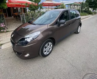 Vista frontale di un noleggio Renault Scenic a Tirana, Albania ✓ Auto #7283. ✓ Cambio Manuale TM ✓ 0 recensioni.