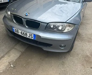 Vista frontale di un noleggio BMW 116d a Durazzo, Albania ✓ Auto #7299. ✓ Cambio Manuale TM ✓ 2 recensioni.