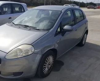 Vista frontale di un noleggio Fiat Punto a Durazzo, Albania ✓ Auto #7296. ✓ Cambio Manuale TM ✓ 0 recensioni.