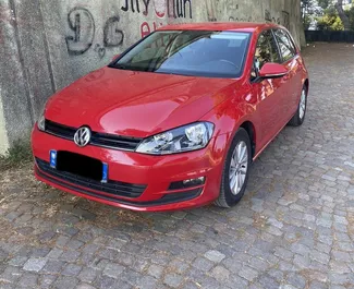 Vista frontale di un noleggio Volkswagen Golf 7 a Durazzo, Albania ✓ Auto #7289. ✓ Cambio Automatico TM ✓ 0 recensioni.