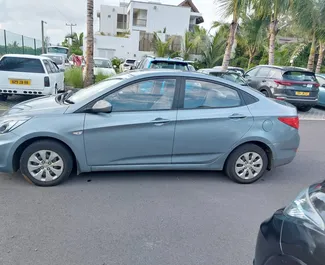 Vista frontale di un noleggio Hyundai Accent Sport Sedan a Mauritius, Mauritius ✓ Auto #7122. ✓ Cambio Automatico TM ✓ 0 recensioni.