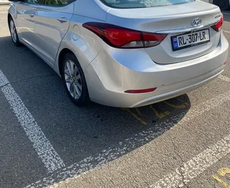 Hyundai Elantra 2015 con sistema A trazione anteriore, disponibile all'aeroporto di Kutaisi.