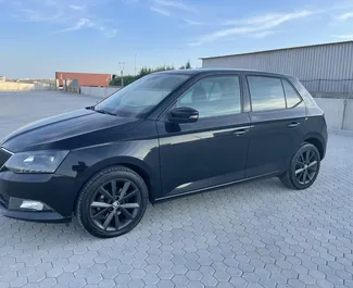 Vista frontale di un noleggio Skoda Fabia a Durazzo, Albania ✓ Auto #7288. ✓ Cambio Automatico TM ✓ 6 recensioni.