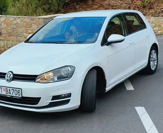 Vista frontale di un noleggio Volkswagen Golf 7 a Budva, Montenegro ✓ Auto #7184. ✓ Cambio Automatico TM ✓ 0 recensioni.