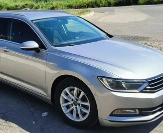 Vista frontale di un noleggio Volkswagen Passat Variant a Budva, Montenegro ✓ Auto #7187. ✓ Cambio Automatico TM ✓ 1 recensioni.