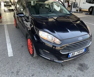 Vista frontale di un noleggio Ford Fiesta all'aeroporto di Tirana, Albania ✓ Auto #7264. ✓ Cambio Manuale TM ✓ 0 recensioni.