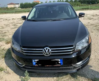 Vista frontale di un noleggio Volkswagen Passat all'aeroporto di Tirana, Albania ✓ Auto #7263. ✓ Cambio Automatico TM ✓ 1 recensioni.
