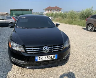 Vista frontale di un noleggio Volkswagen Passat all'aeroporto di Tirana, Albania ✓ Auto #7269. ✓ Cambio Automatico TM ✓ 0 recensioni.