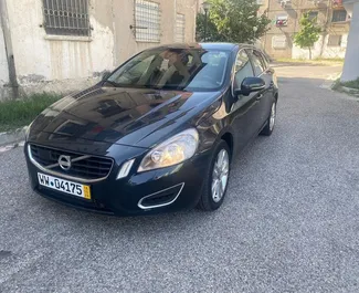 Vista frontale di un noleggio Volvo V60 a Durazzo, Albania ✓ Auto #7290. ✓ Cambio Manuale TM ✓ 1 recensioni.