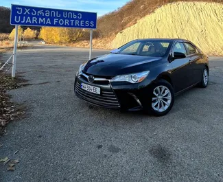 Vista frontale di un noleggio Toyota Camry a Tbilisi, Georgia ✓ Auto #7319. ✓ Cambio Automatico TM ✓ 0 recensioni.