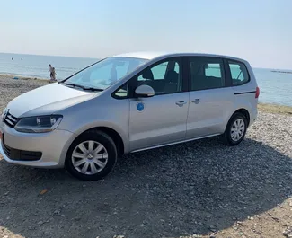 Vista frontale di un noleggio Volkswagen Sharan a Larnaca, Cipro ✓ Auto #7204. ✓ Cambio Automatico TM ✓ 0 recensioni.