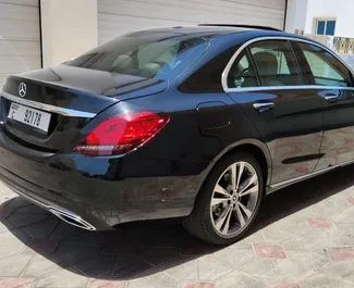 Vista frontale di un noleggio Mercedes-Benz C-Class a Dubai, Emirati Arabi Uniti ✓ Auto #7207. ✓ Cambio Automatico TM ✓ 0 recensioni.