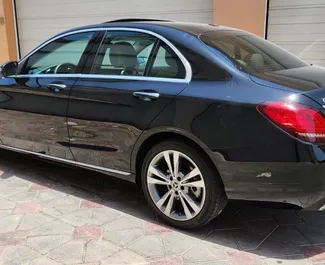 Noleggio Mercedes-Benz C-Class. Auto Comfort, Premium per il noleggio negli Emirati Arabi Uniti ✓ Cauzione di Deposito di 2000 AED ✓ Opzioni assicurative RCT, CDW, SCDW, Passeggeri, Furto.