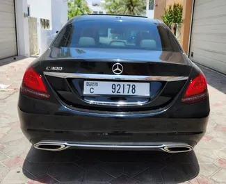 Mercedes-Benz C-Class 2021 disponibile per il noleggio a Dubai, con limite di chilometraggio di 250 km/giorno.