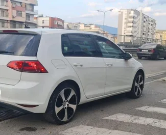 Volkswagen Golf 7 2015 disponibile per il noleggio a Tirana, con limite di chilometraggio di 200 km/giorno.