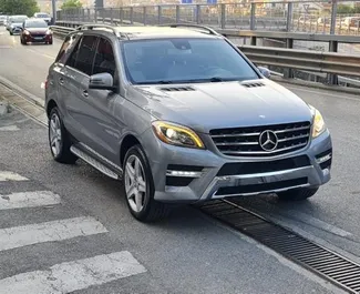 Vista frontale di un noleggio Mercedes-Benz ML350 a Tirana, Albania ✓ Auto #7196. ✓ Cambio Automatico TM ✓ 0 recensioni.