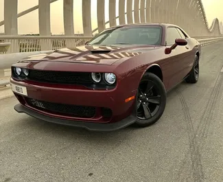 Vista frontale di un noleggio Dodge Challenger a Dubai, Emirati Arabi Uniti ✓ Auto #7210. ✓ Cambio Automatico TM ✓ 0 recensioni.