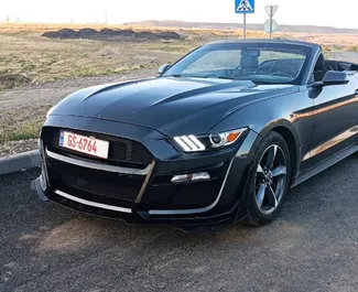 Vista frontale di un noleggio Ford Mustang Cabrio a Tbilisi, Georgia ✓ Auto #7241. ✓ Cambio Automatico TM ✓ 0 recensioni.