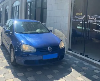 Vista frontale di un noleggio Volkswagen Golf 5 all'aeroporto di Tirana, Albania ✓ Auto #7262. ✓ Cambio Manuale TM ✓ 1 recensioni.