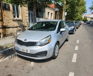 Vista frontale di un noleggio Kia Rio a Kutaisi, Georgia ✓ Auto #7206. ✓ Cambio Manuale TM ✓ 4 recensioni.