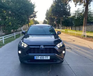 Motore Ibrido da 2,0L di Toyota Rav4 2022 per il noleggio a Tbilisi.