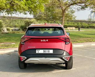 Kia Sportage 2023 disponibile per il noleggio a Dubai, con limite di chilometraggio di 250 km/giorno.