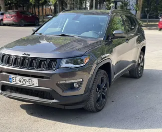 Vista frontale di un noleggio Jeep Compass a Tbilisi, Georgia ✓ Auto #7181. ✓ Cambio Automatico TM ✓ 1 recensioni.