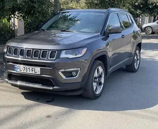 Vista frontale di un noleggio Jeep Compass a Tbilisi, Georgia ✓ Auto #7253. ✓ Cambio Automatico TM ✓ 0 recensioni.