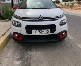 Vista frontale di un noleggio Citroen C3 all'aeroporto di Agadir, Marocco ✓ Auto #7538. ✓ Cambio Manuale TM ✓ 2 recensioni.