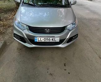 Vista frontale di un noleggio Honda Insight a Tbilisi, Georgia ✓ Auto #7383. ✓ Cambio Automatico TM ✓ 0 recensioni.