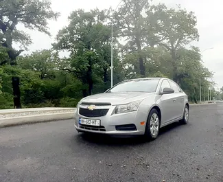 Vista frontale di un noleggio Chevrolet Cruze a Kutaisi, Georgia ✓ Auto #7572. ✓ Cambio Automatico TM ✓ 9 recensioni.