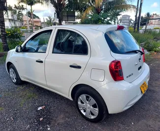 Vista frontale di un noleggio Nissan March all'aeroporto di Mauritius, Mauritius ✓ Auto #7332. ✓ Cambio Automatico TM ✓ 0 recensioni.