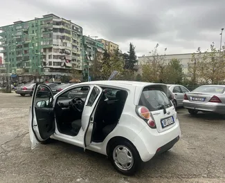Vista frontale di un noleggio Chevrolet Spark a Tirana, Albania ✓ Auto #7342. ✓ Cambio Manuale TM ✓ 0 recensioni.