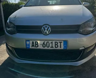 Vista frontale di un noleggio Volkswagen Polo a Durazzo, Albania ✓ Auto #7480. ✓ Cambio Automatico TM ✓ 0 recensioni.