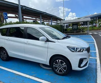 Vista frontale di un noleggio Suzuki Ertiga all'aeroporto di Mauritius, Mauritius ✓ Auto #7367. ✓ Cambio Automatico TM ✓ 0 recensioni.