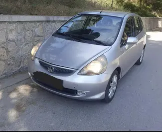 Vista frontale di un noleggio Honda Jazz a Durazzo, Albania ✓ Auto #7424. ✓ Cambio Automatico TM ✓ 2 recensioni.