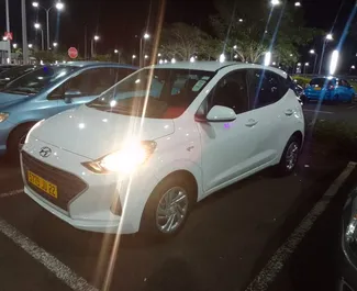 Vista frontale di un noleggio Hyundai i10 all'aeroporto di Mauritius, Mauritius ✓ Auto #7371. ✓ Cambio Automatico TM ✓ 0 recensioni.