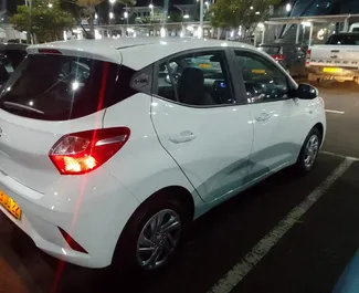 Vista frontale di un noleggio Hyundai i10 all'aeroporto di Mauritius, Mauritius ✓ Auto #7370. ✓ Cambio Automatico TM ✓ 0 recensioni.