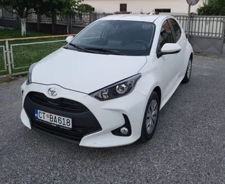 Vista frontale di un noleggio Toyota Yaris a Budva, Montenegro ✓ Auto #7466. ✓ Cambio Automatico TM ✓ 0 recensioni.