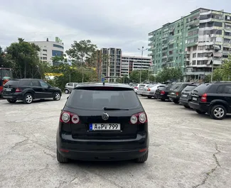 Vista frontale di un noleggio Volkswagen Golf Plus a Tirana, Albania ✓ Auto #7339. ✓ Cambio Automatico TM ✓ 0 recensioni.